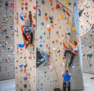 RAMPA Anwendungsbeispiel Boulderhallen Das Anwendungsbeispiel soll als Inspiration dienen und zeigen, dass RAMPA-Muffen auch in Boulderhallen Verwendung finden können.
