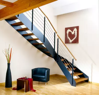 Bäthe Treppen ist RAMPAs Referenzpartner. Zu sehen ist ein Produkt von Bäthe Treppen, in dem RAMPA-Muffen Verwendung finden. RAMPAs Gewindeeinsätze sind in Treppen vielfältig einsetzbar. Hier ist eine Bäthe Treppe inklusive Treppenhaus zu sehen.