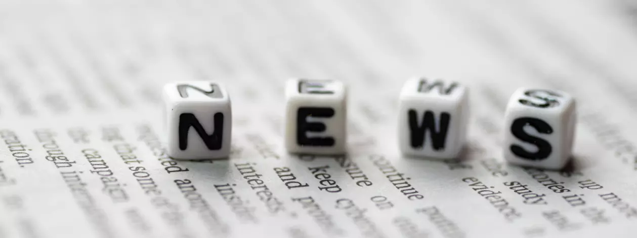 On 4 cubes letters are depicted, which together make the word "News".