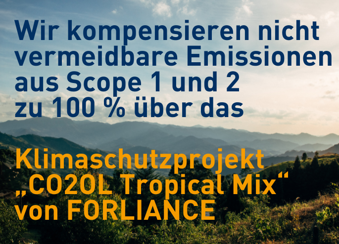Auf einem Naturbild als Hintergrund steht "Wir kompensieren nicht vermeidbare Emissionen aus Scope 1 und 2 zu 100 % über das Klimaschutzprojekt "CO2OL Tropical Mix" von FORLIANCE".
