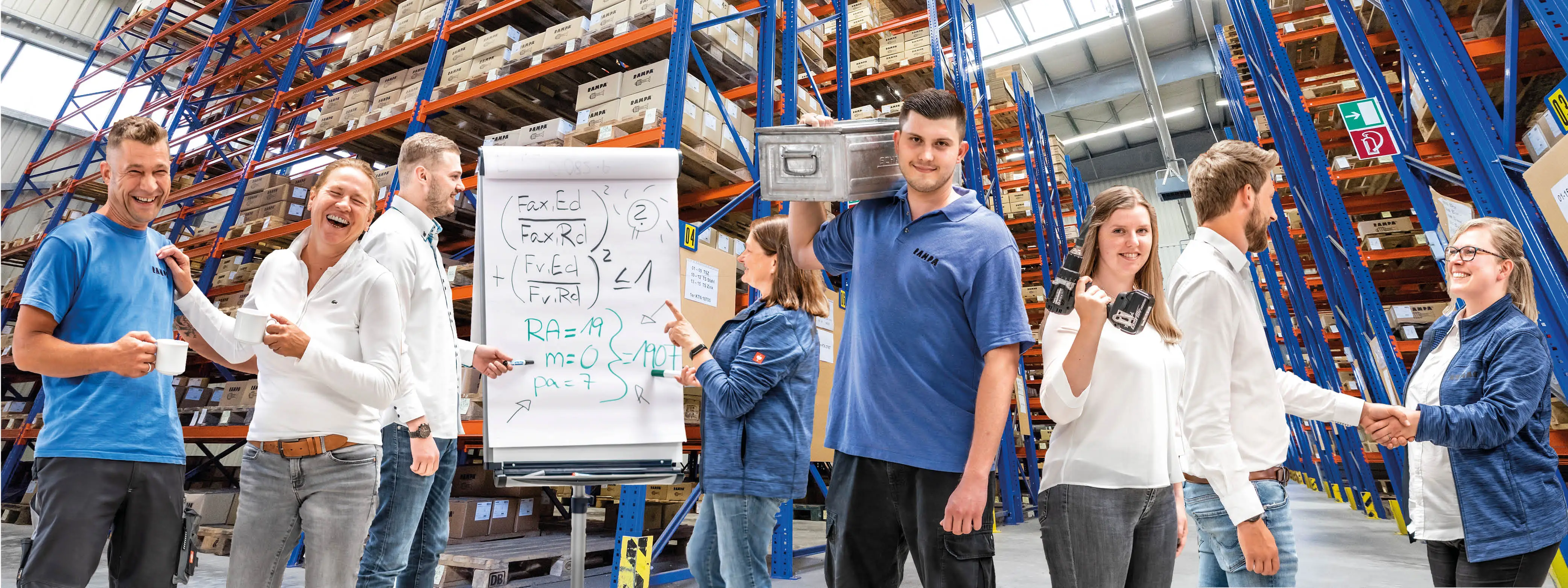 Arbeiten bei RAMPA: Moderner Arbeitgeber, starkes Team Eine Gruppe von RAMPA-Mitarbeitenden steht im Lager und verkörpert unsere RAMPA-Werte: Empathisch, Einfallsreich, Anpackend, Verbindlich.