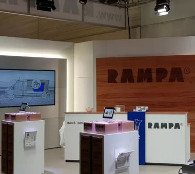 RAMPAs Messestand lädt ein, Veranstaltungen zu besuchen, auf denen RAMPA auch vertreten ist.