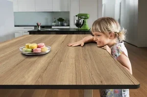 Application example of RAMPA inserts type E in HPL: Here a dining table is shown as an example. A small child standing at the table brings emotionality into the picture.