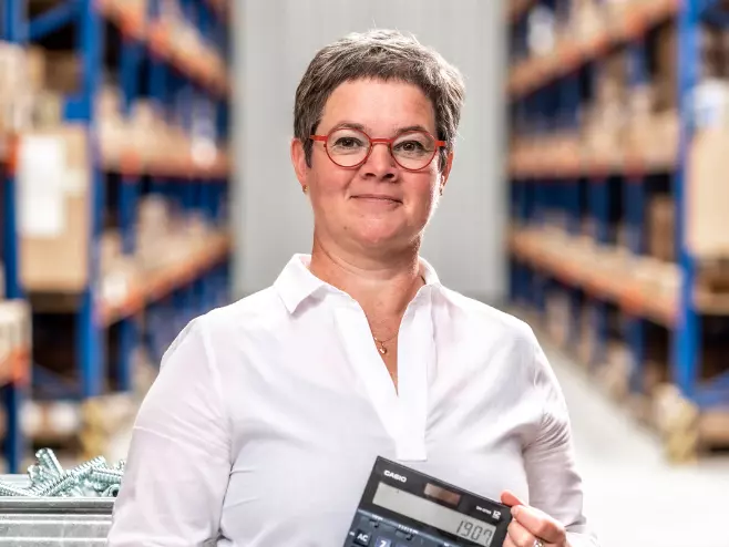 A RAMPA employee representing the accounting team can be seen holding a calculator, with the warehouse in the background.