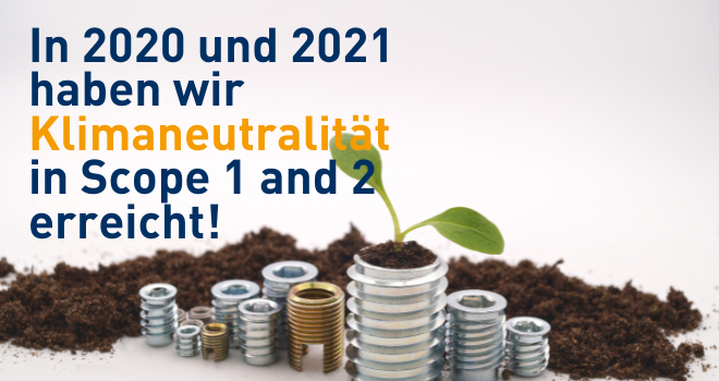 RAMPA ist klimaneutral in Scope 1 und 2 Auf dem Bildhintergrund sind RAMPA-Muffen zusammen mit Erde und einer Pflanze, die aus einem Gewindeeinsatz wächst, zu sehen. Im Vordergrund steht der Text "In 2020 und 2021 haben wir Klimaneutralität in Scope 1 und 2 erreicht!".