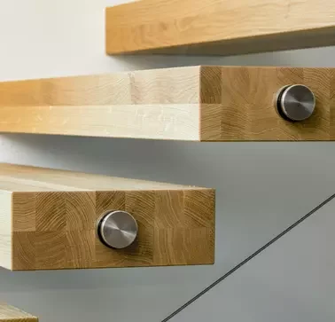 Bäthe Treppen ist RAMPAs Referenzpartner. Zu sehen ist ein Produkt von Bäthe Treppen, in dem RAMPA-Muffen Verwendung finden. RAMPAs Gewindeeinsätze sind in Treppen vielfältig einsetzbar. Hier ist eine schwebende Bäthe Treppe in Nahaufnahme zu sehen.