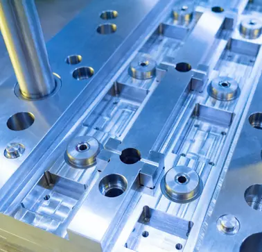 RAMPA Anwendungsbeispiel Formenbau (Metall) Das Anwendungsbeispiel soll als Inspiration dienen und zeigen, dass RAMPA-Muffen auch im Formenbau (Metall) Verwendung finden können.